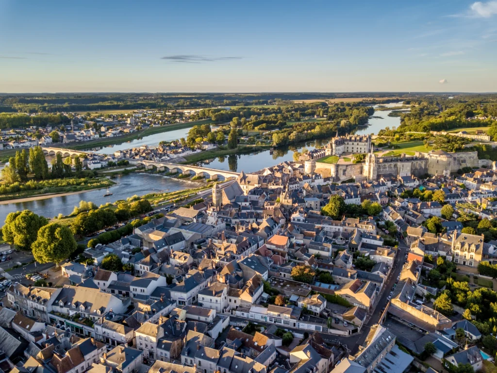 Vue aérienne de la ville d'Amboise, du château royal et de la Loire au cœur du Val de Loire.