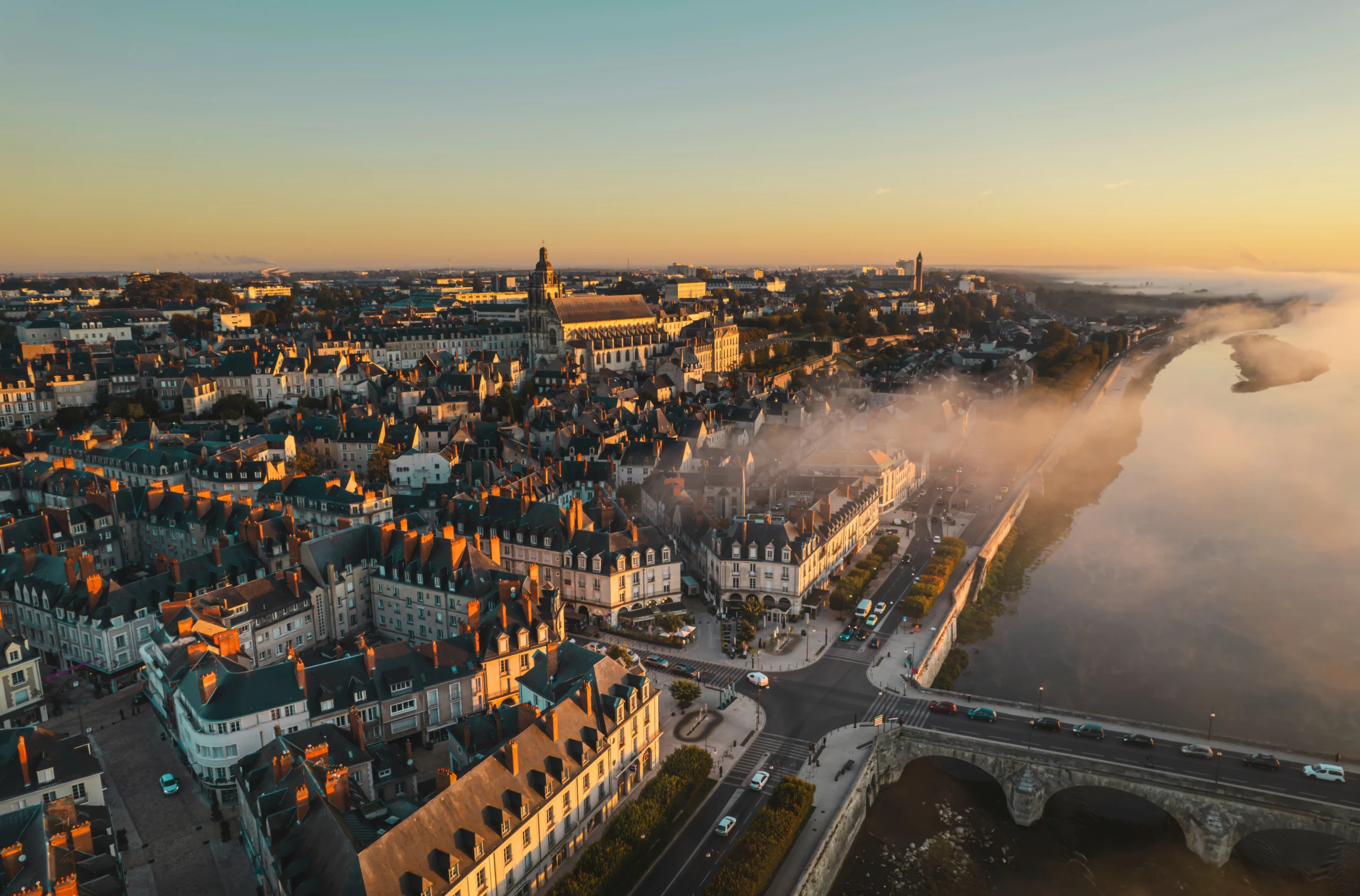 Vue panoramique de Blois et de la Loire lors d'une visite guidée de la ville de Blois.