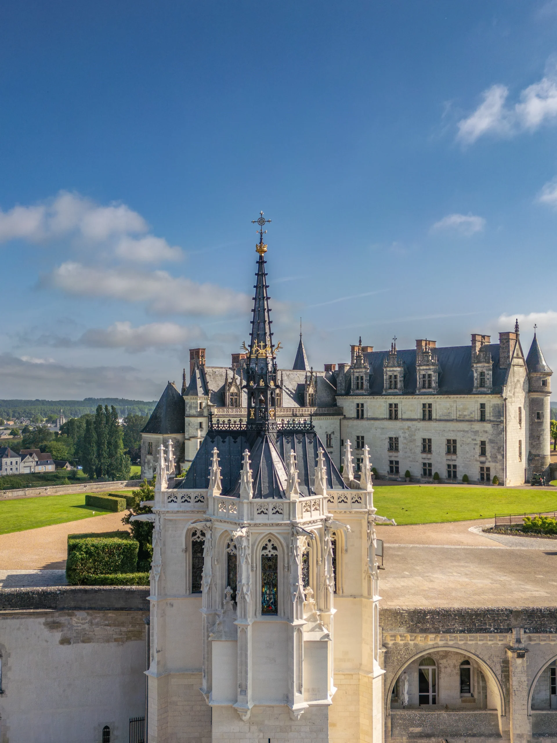 hapelle Saint-Hubert du château royal d’Amboise dominant les terrasses royales et le Val de Loire sous un ciel bleu.
