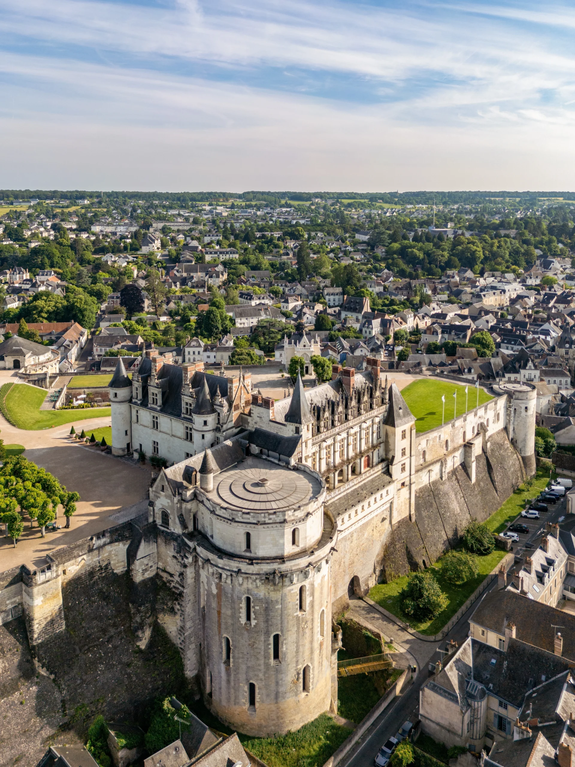 Vue aérienne du château royal d’Amboise dominant la ville, avec ses remparts, ses tours monumentales et ses terrasses surplombant le Val de Loire.