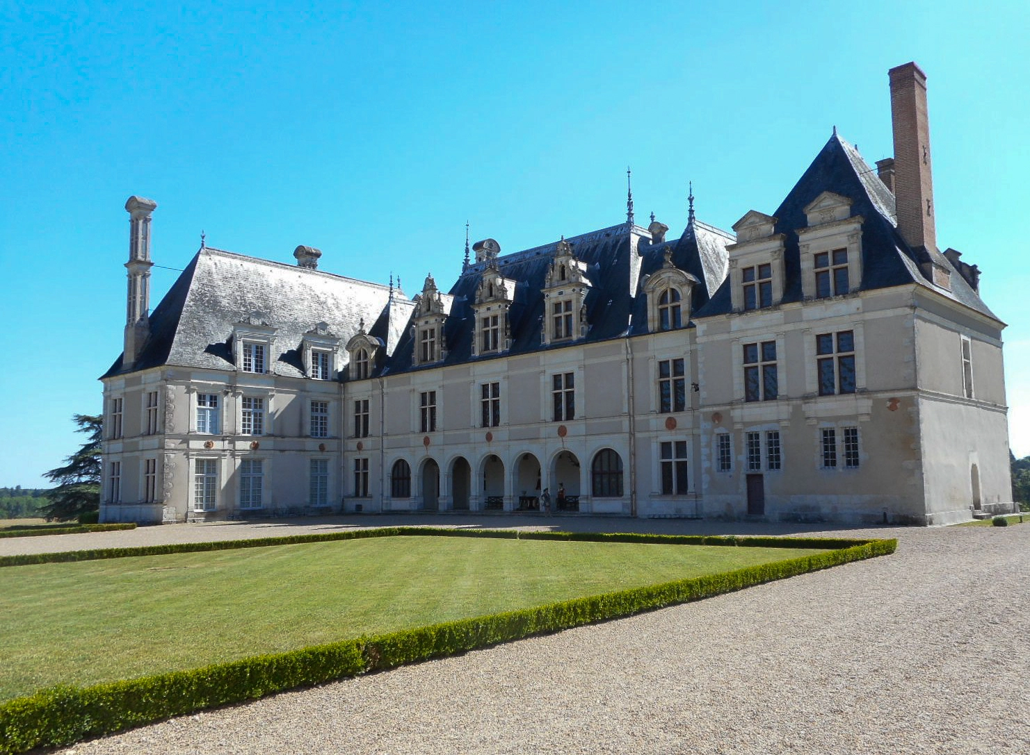 Façade principale du château de Beauregard avec son architecture Renaissance, ses hautes toitures d’ardoise et son parterre à la française.