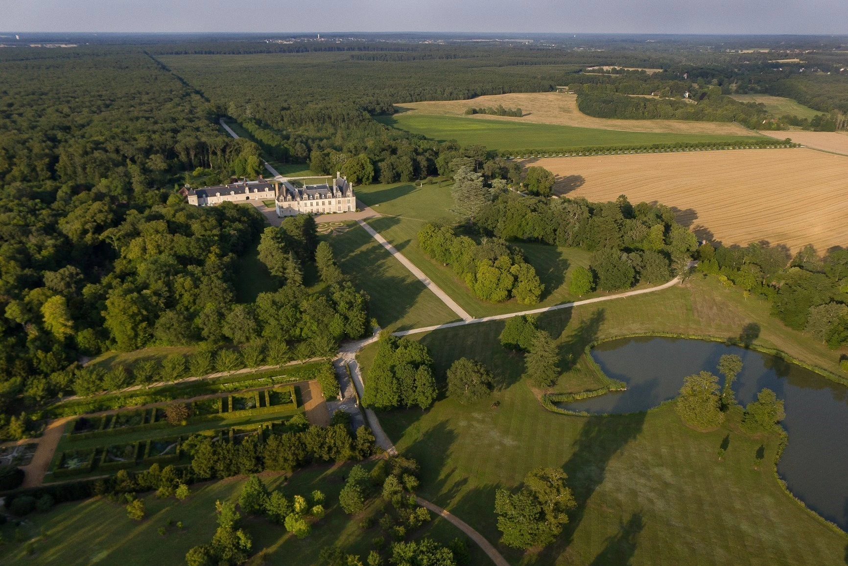 Vue aérienne du château de Beauregard ntouré de son vaste parc paysager, de ses jardins et des forêts de Sologne.