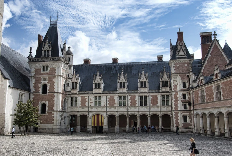 Cour intérieure du château royal de Blois avec l’aile Louis XII, exemple d’architecture gothique et Renaissance dans les châteaux de la Loire