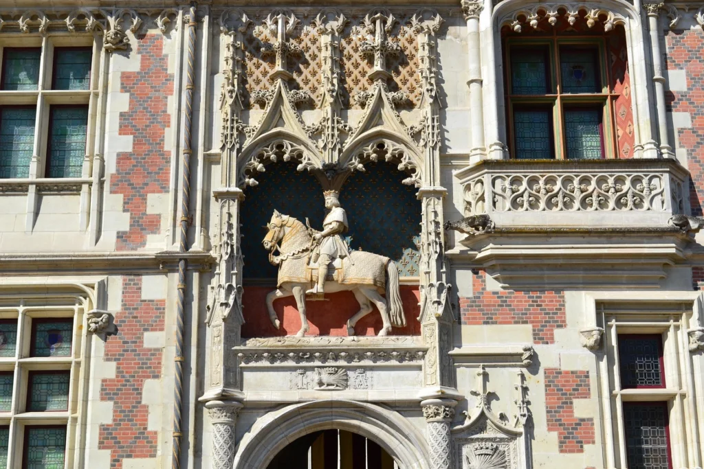 Statue équestre de Louis XII sur la façade du château royal de Blois, symbole de l’architecture gothique et Renaissance des châteaux de la Loire.