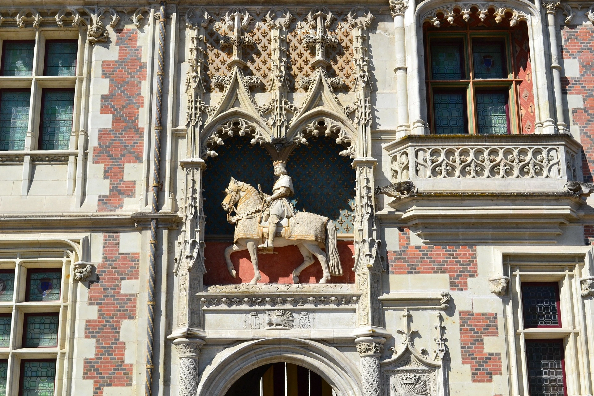 Statue équestre de Louis XII sur la façade du château royal de Blois, symbole de l’architecture gothique et Renaissance des châteaux de la Loire.
