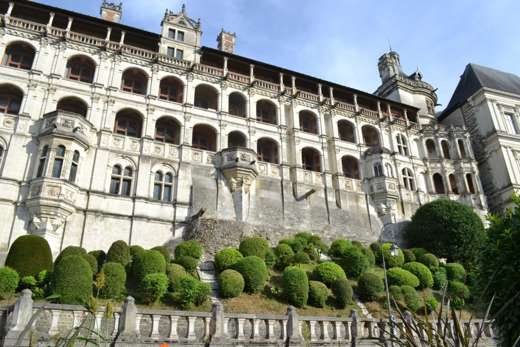 Façade Renaissance du château royal de Blois dominant les jardins, exemple majeur de l’architecture des châteaux de la Loire.