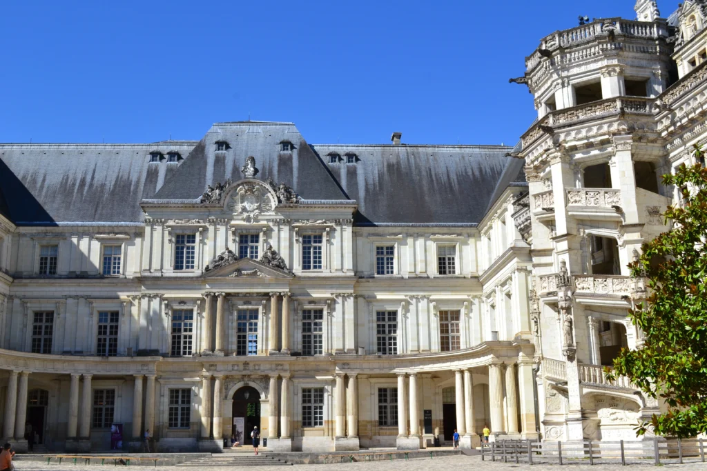 Cour intérieure du château royal de Blois avec l’aile François Ier, chef-d’œuvre de l’architecture Renaissance dans les châteaux de la Loire.