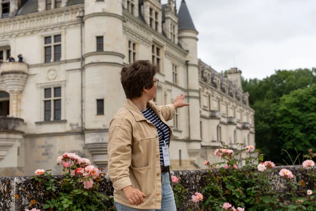 Guide conférencière devant le château de Chenonceau lors d’une visite guidée historique du célèbre Château des Dames.