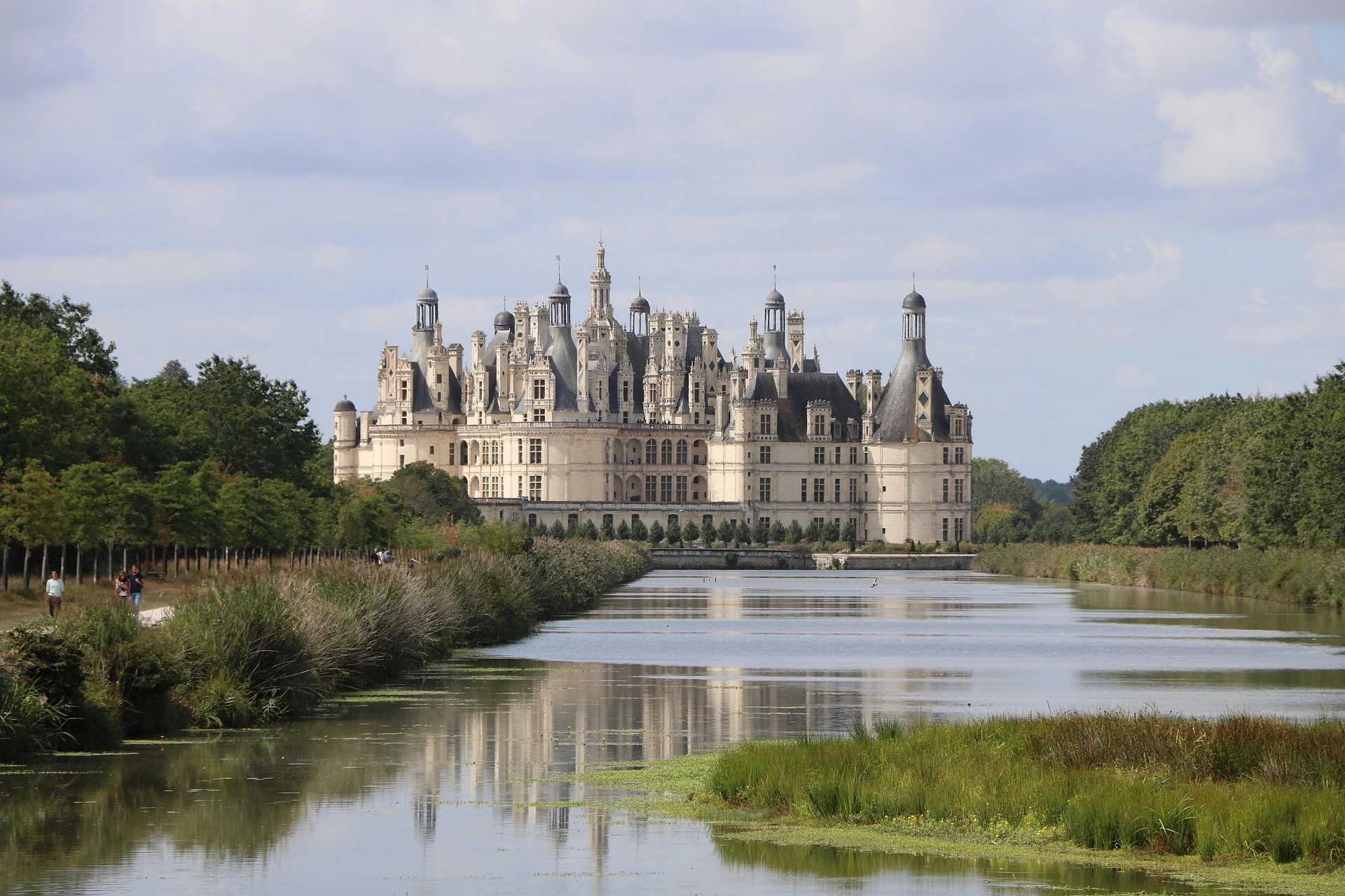 Vue panoramique du château de Chambord entouré des paysages de Sologne, chef-d’œuvre de la Renaissance voulu par François Ier
