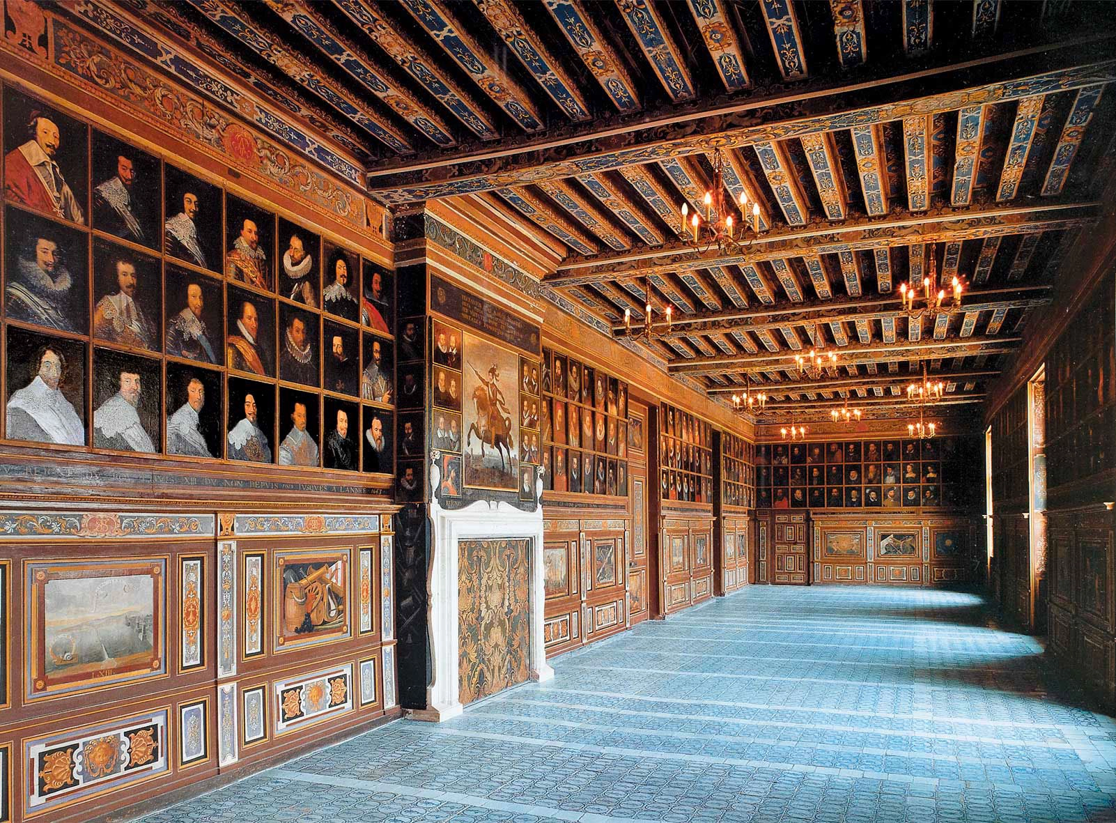 Galerie des Illustres du château de Beauregard présentant des centaines de portraits historiques dans un décor Renaissance richement orné.