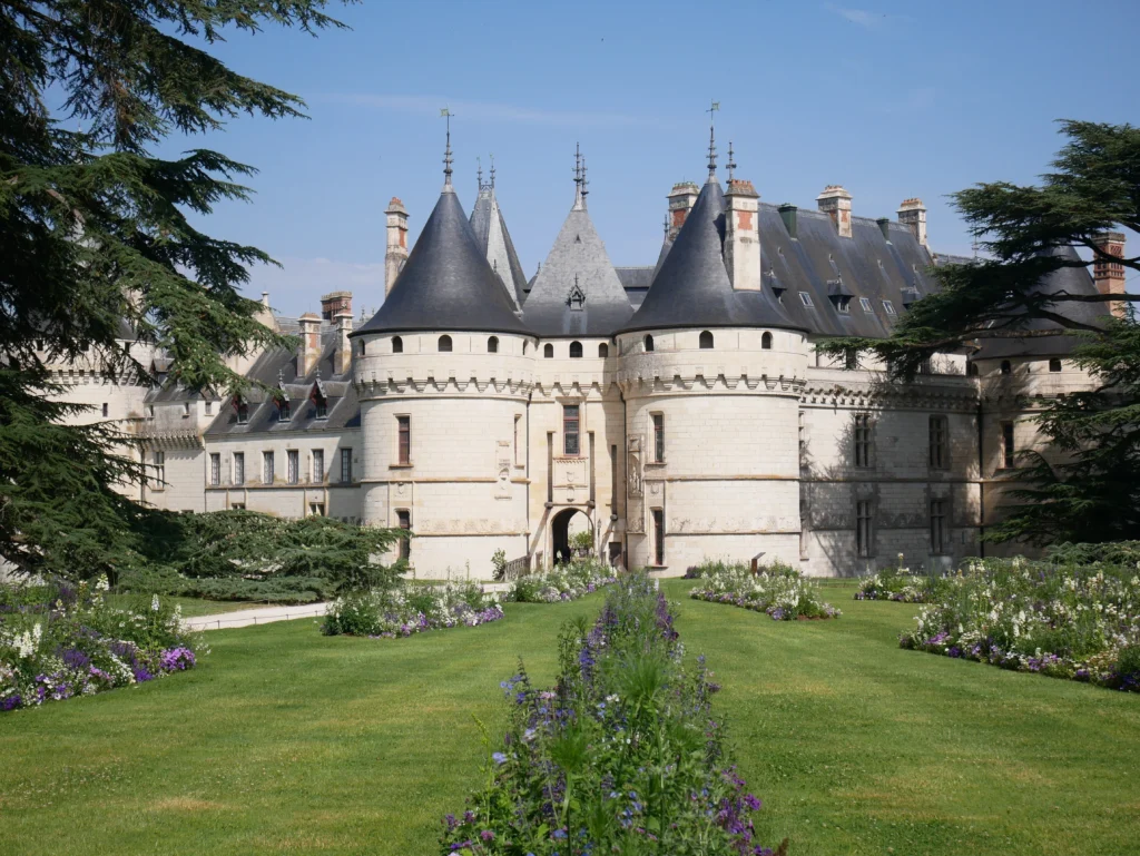 Château de Chaumont-sur-Loire entouré de ses jardins paysagers, dominant la vallée de la Loire en Centre-Val de Loire.