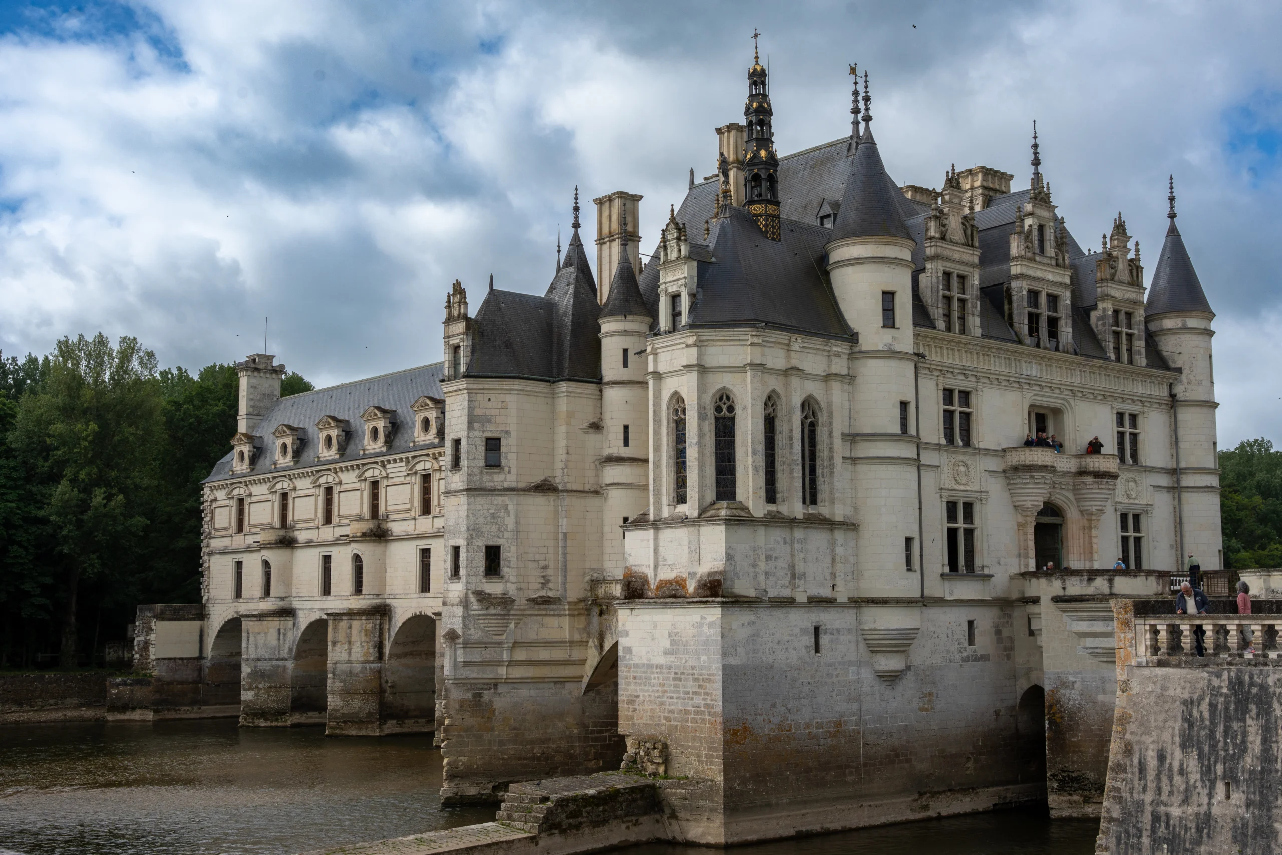 Vue du château de Chenonceau construit au-dessus du Cher, célèbre Château des Dames au cœur des châteaux de la Loire.