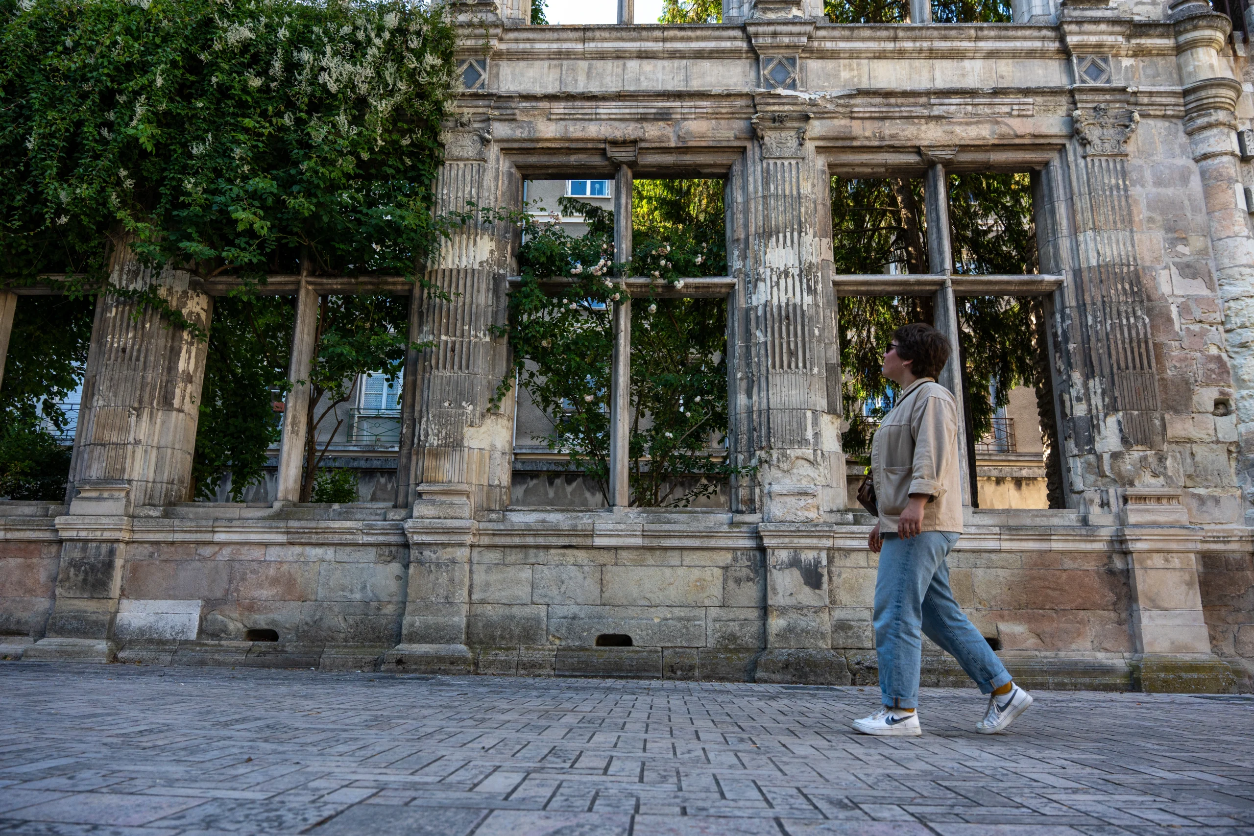 Noémie de Visiter l'Histoire présente les vestiges du cloître Saint-Martin lors d'une visite guidée du patrimoine historique de Tours.