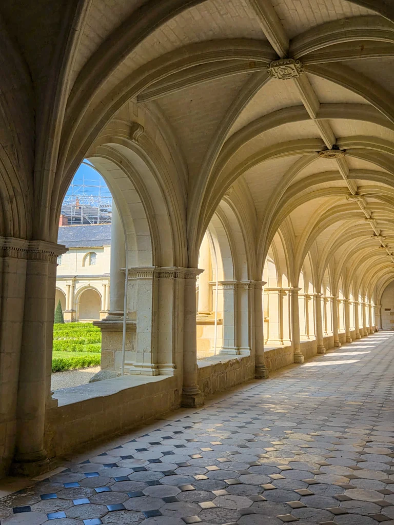 Galerie voûtée du cloître de l'Abbaye Royale de Fontevraud bordant les jardins du monastère en Val de Loire.