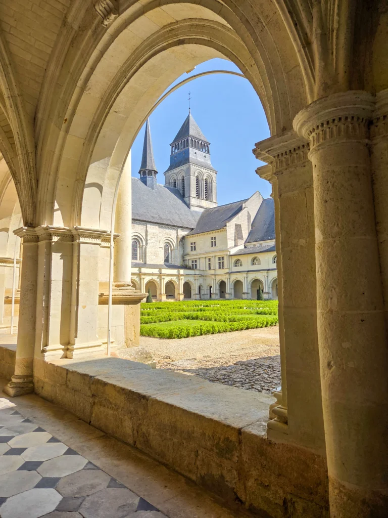 Vue depuis le cloître de l'Abbaye Royale de Fontevraud sur les jardins et l'église abbatiale.