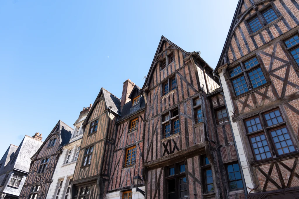 Maisons à colombages de la place Plumereau dans le Vieux-Tours lors d’une visite guidée historique de la ville de Tours.