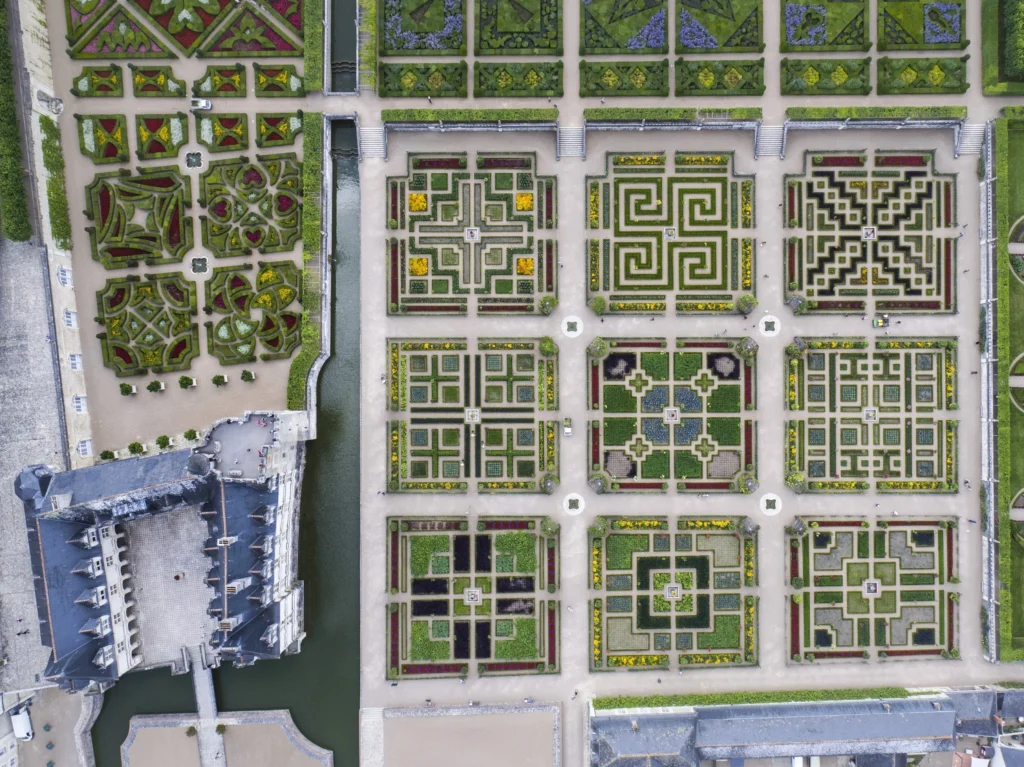 Vue aérienne des jardins du château de Villandry révélant les motifs géométriques du potager décoratif et des jardins d’ornement de style Renaissance.