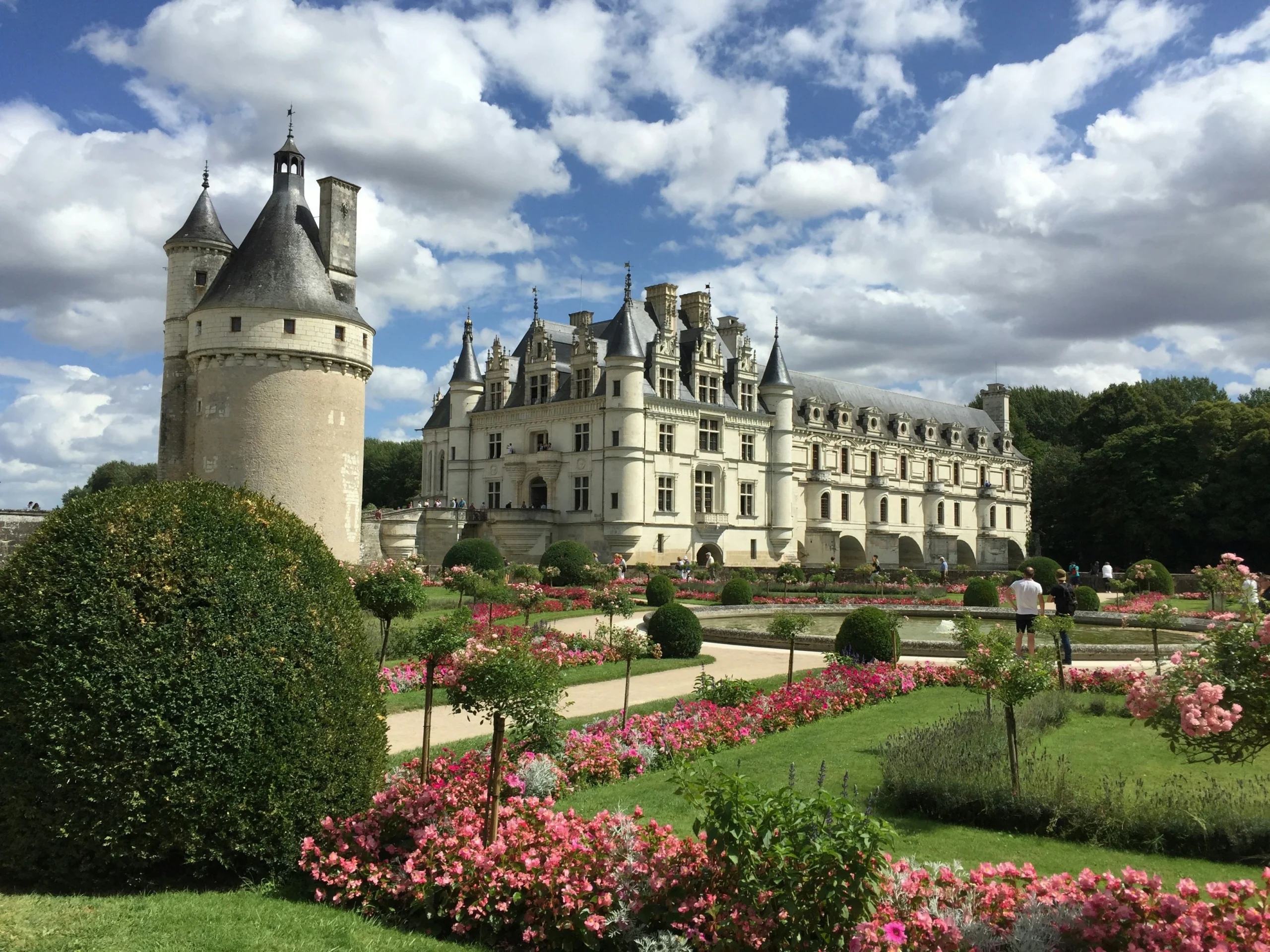 Jardins du château de Chenonceau et vue du célèbre Château des Dames au cœur des châteaux de la Loire.
