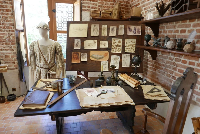 Atelier de Léonard de Vinci au Château du Clos Lucé à Amboise avec ses croquis, inventions et objets d'étude lors d'une visite guidée.
