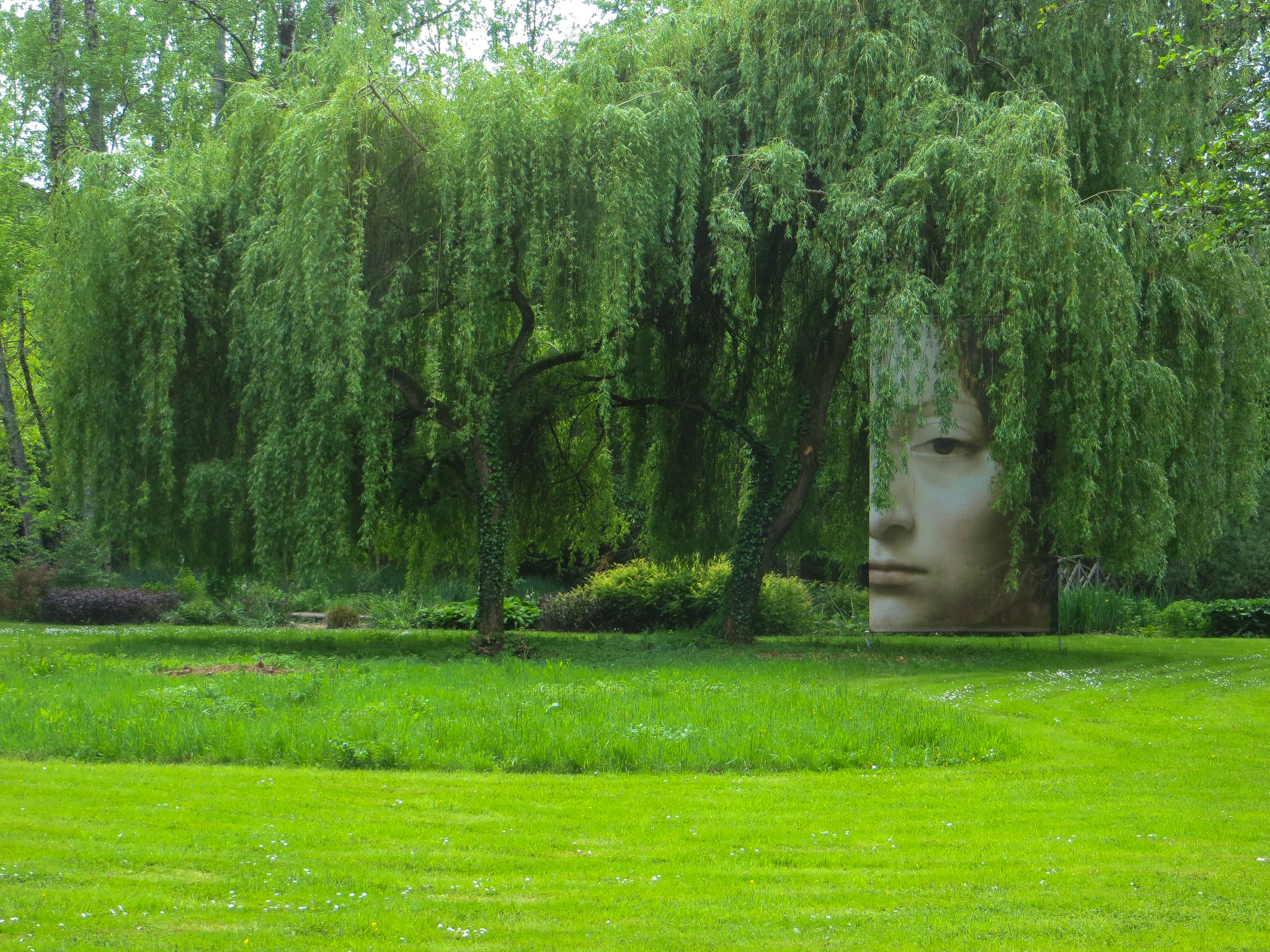Œuvre inspirée de Léonard de Vinci dans le parc du Château du Clos Lucé à Amboise lors d'une visite guidée en Val de Loire.