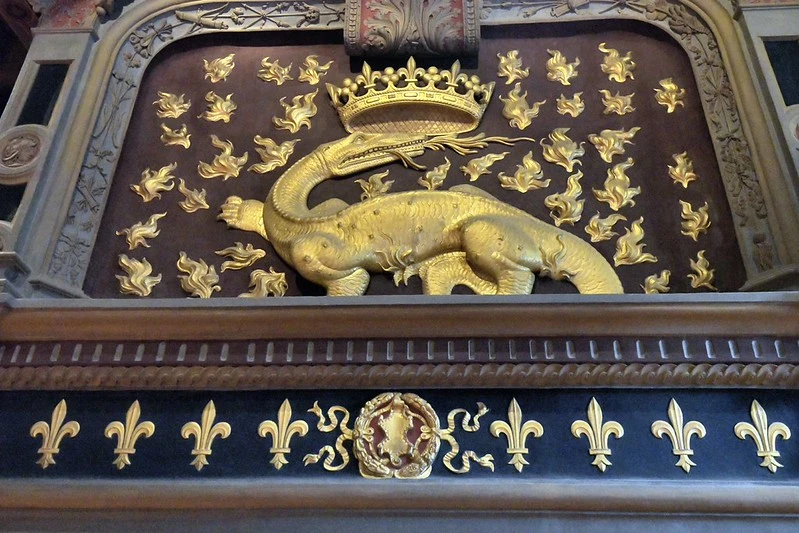 Salamandre couronnée de François Ier entourée de flammes dorées au château royal de Blois