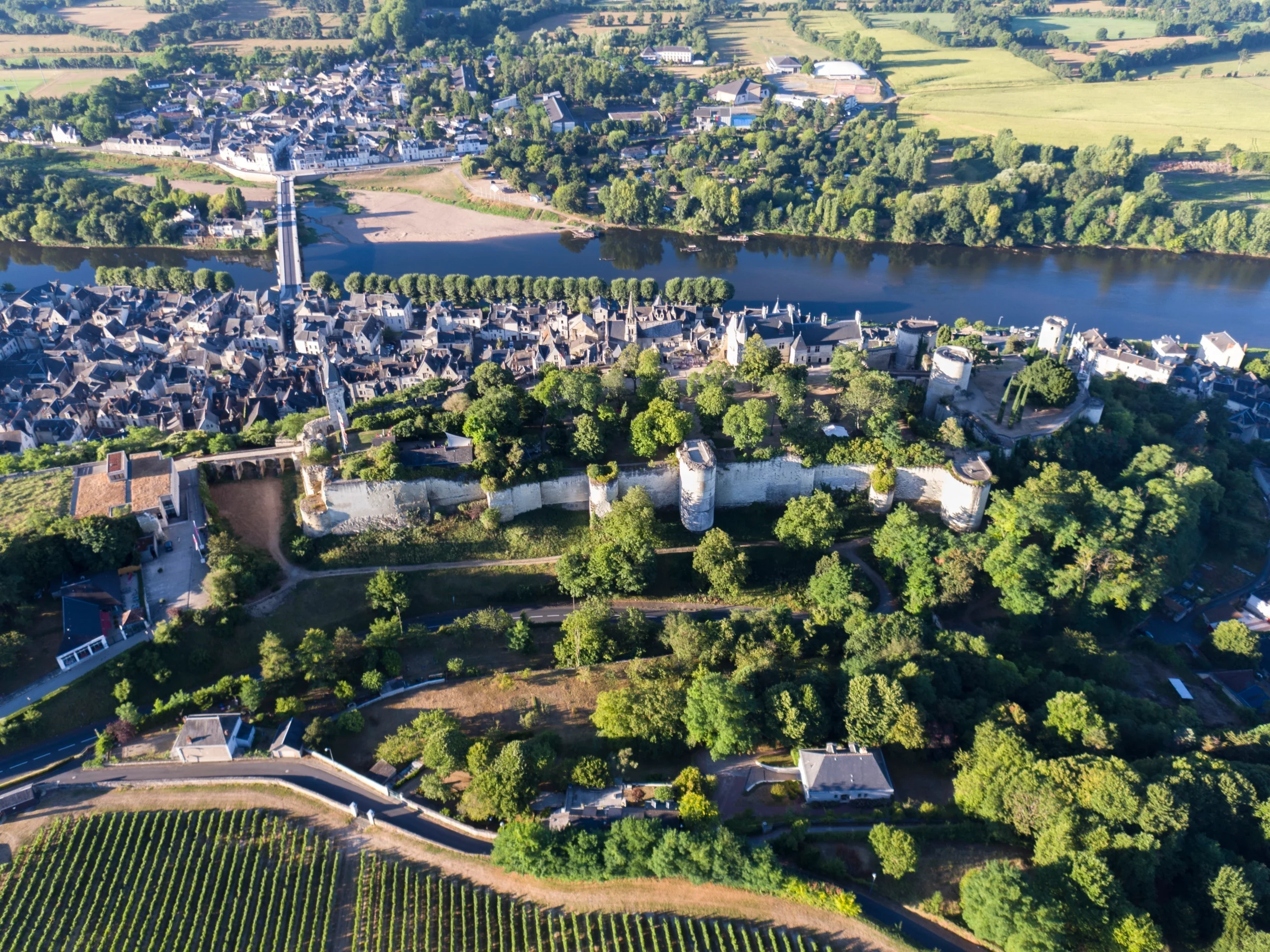 Vue aérienne de la Forteresse royale de Chinon dominant la ville et la Vienne