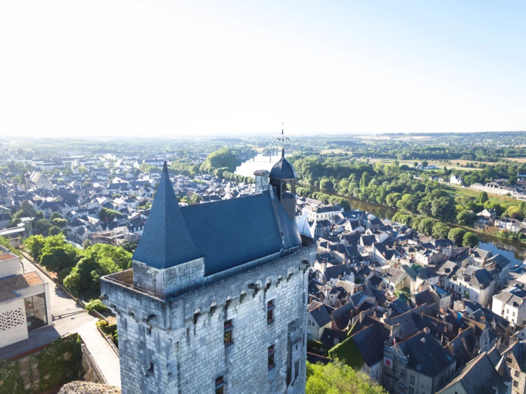 our de l’Horloge de la Forteresse royale de Chinon dominant la ville et la Vienne