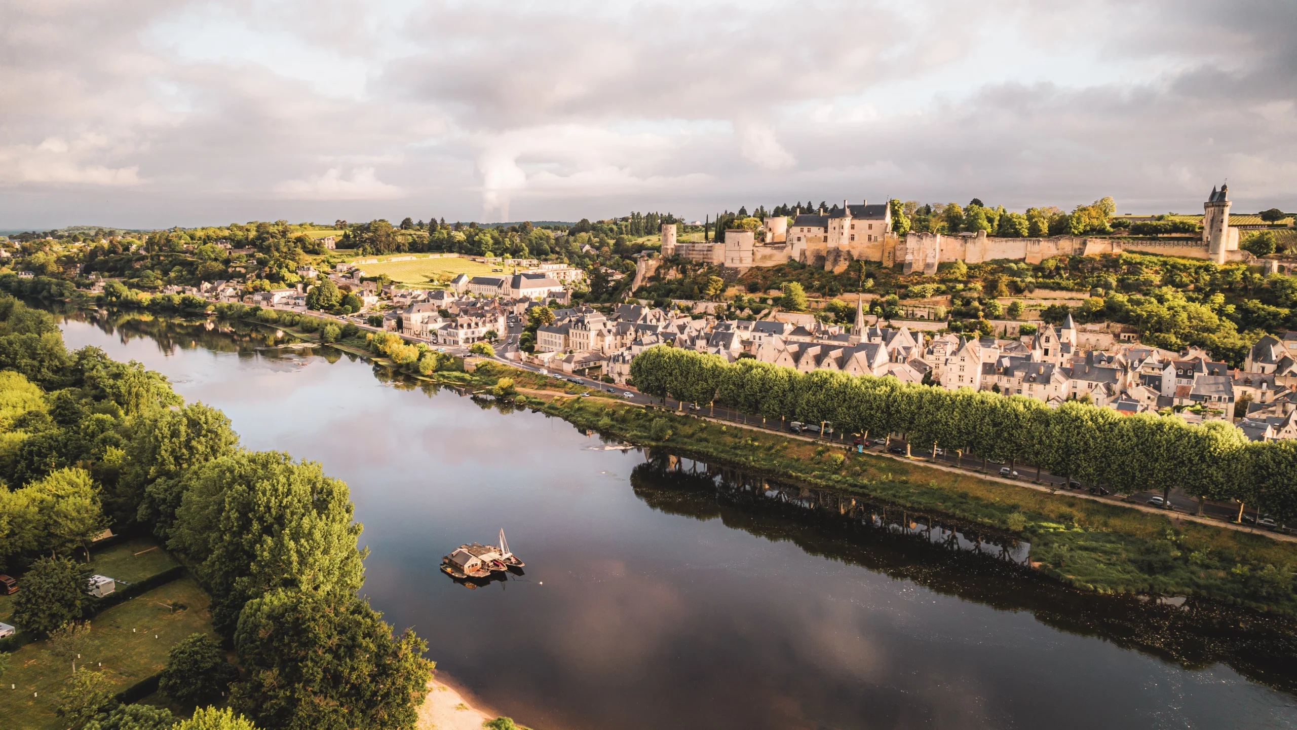 Vue aérienne de la Forteresse royale de Chinon dominant la ville et la Vienne