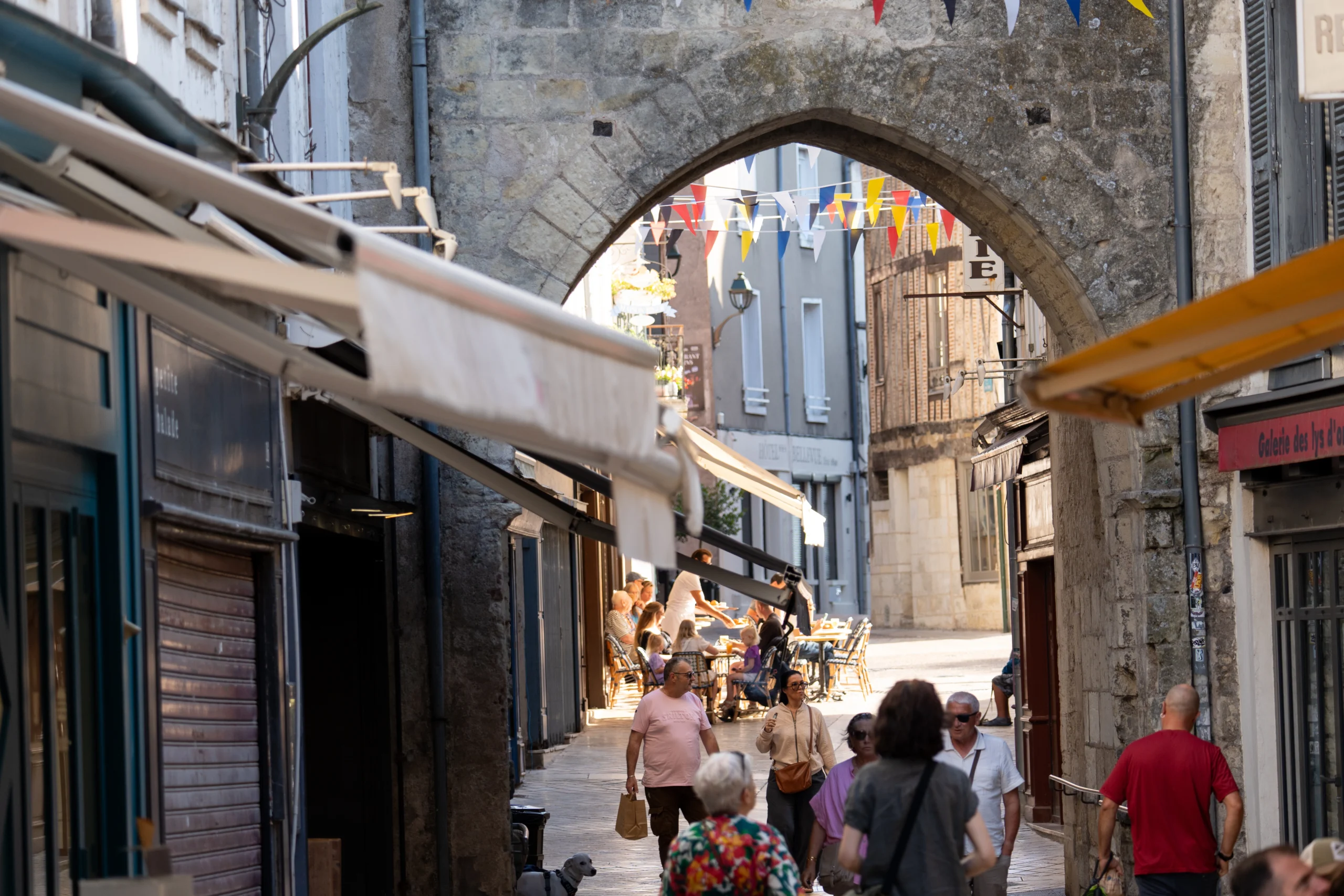 Passage sous la Tour de l’Horloge dans la rue Nationale animée du centre-ville d’Amboise