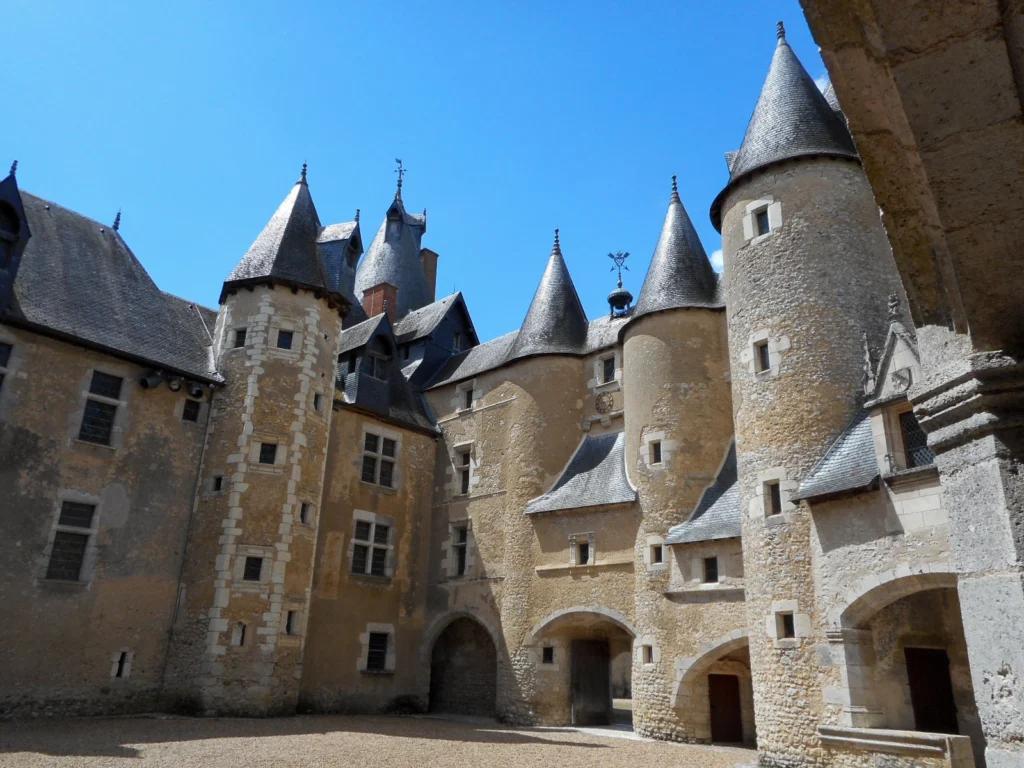 Cour intérieure du Château de Fougères-sur-Bièvre avec ses tours coiffées de toits en ardoise