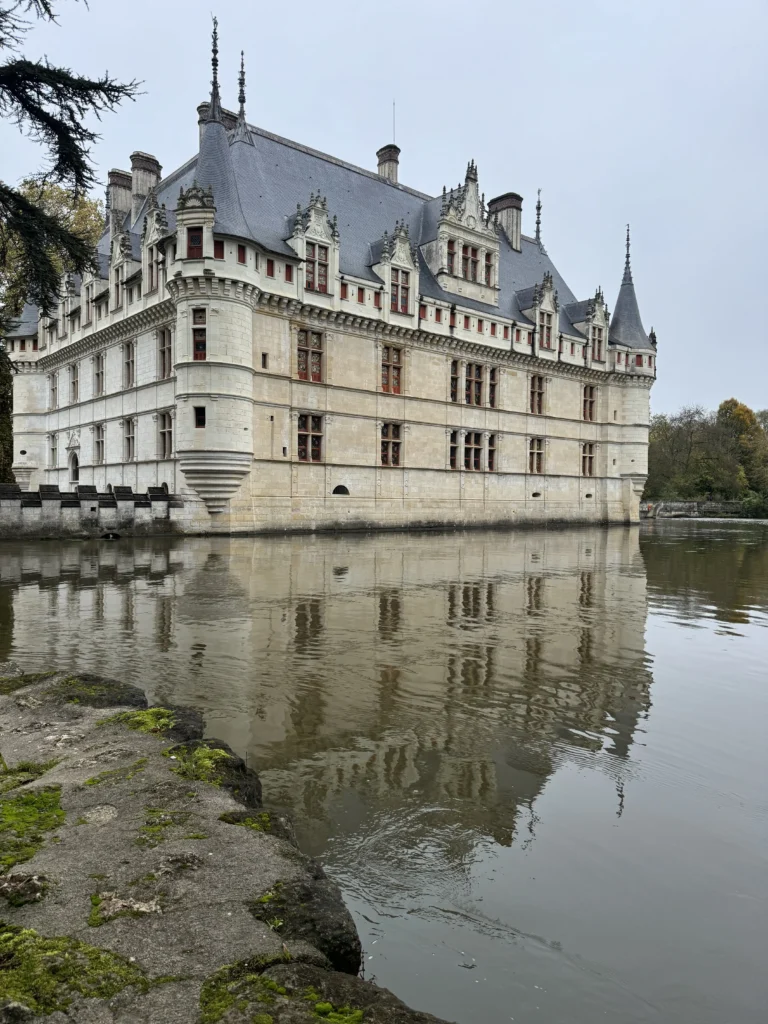 Château d’Azay-le-Rideau se reflétant dans les eaux de l’Indre