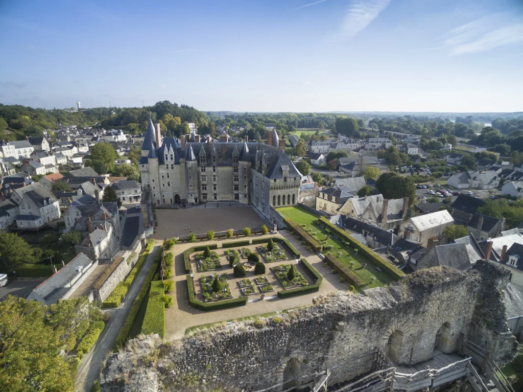 Vue aérienne des jardins, du château de Langeais et des vestiges du donjon de Foulques Nerra en Indre-et-Loire.