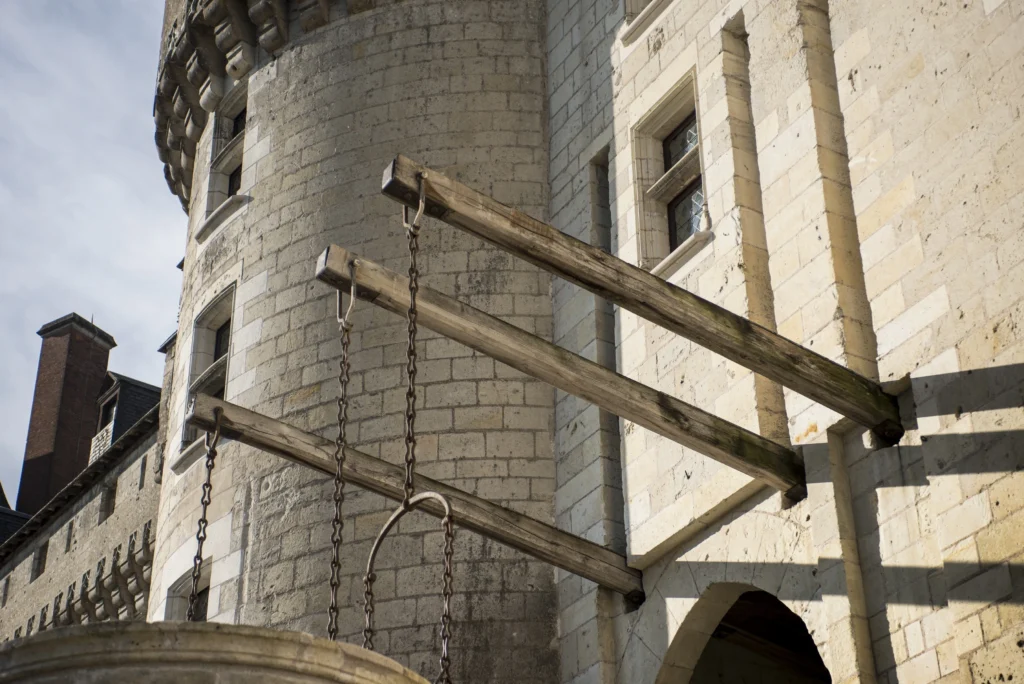 Mécanisme en bois et chaînes du pont-levis à l’entrée du château médiéval de Langeais.