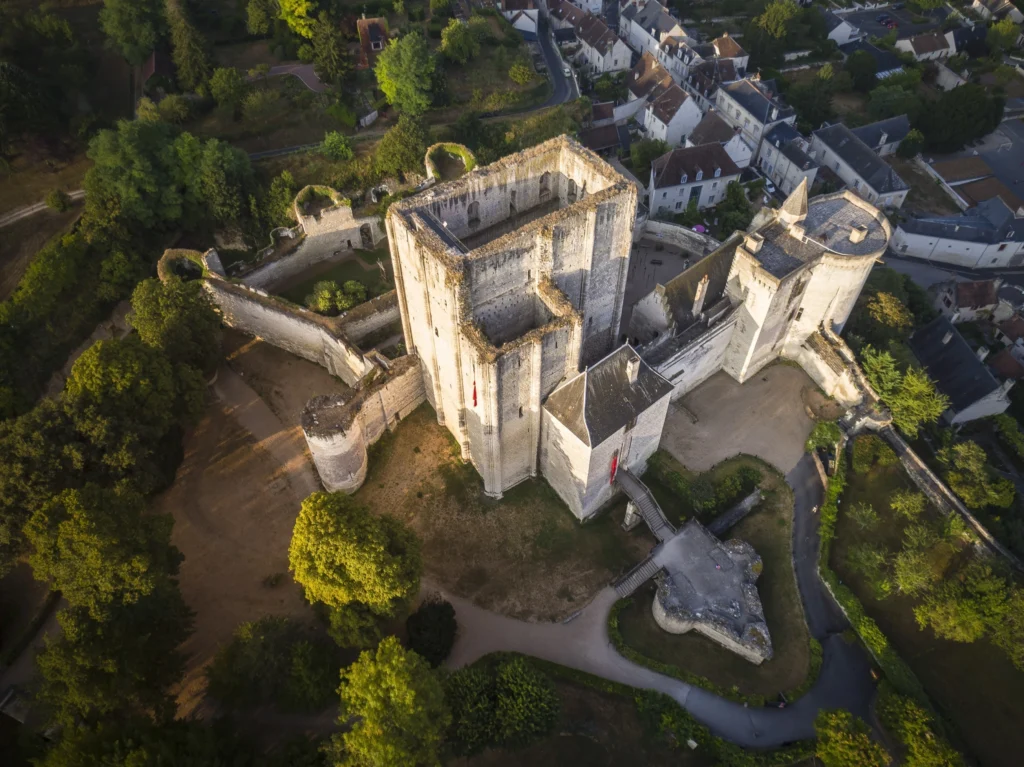 Vue aérienne du donjon médiéval de Loches, de sa tour ronde et de son enceinte fortifiée en Touraine.