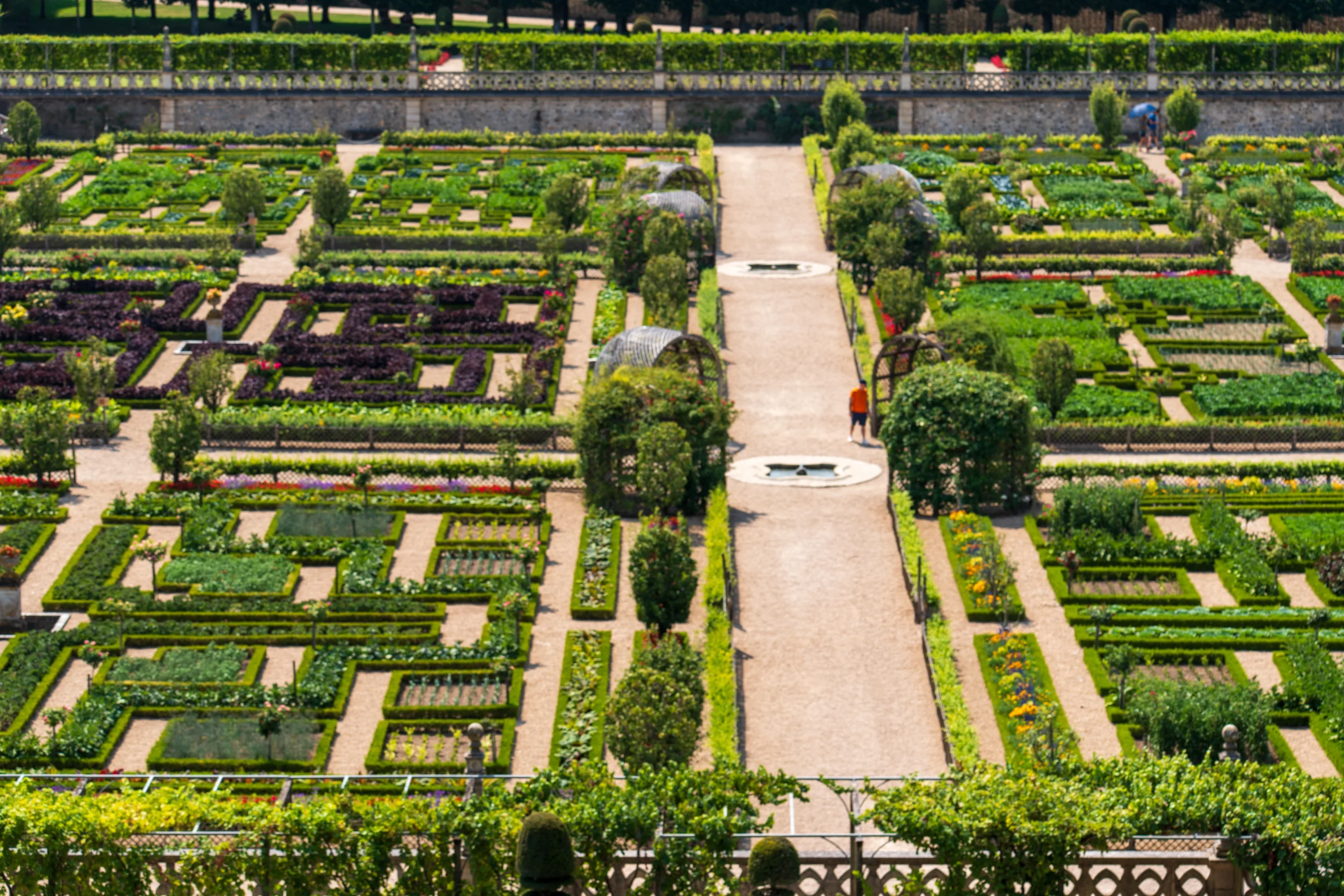 Vue panoramique des jardins à la française du château de Villandry dans le Val de Loire.